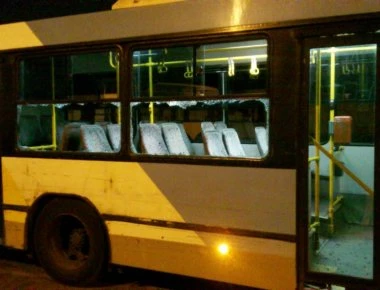 Σοβαρά επεισόδια: Τσιγγάνοι απειλούν να κάψουν το αμαξοστάσιο των Άνω Λιοσίων